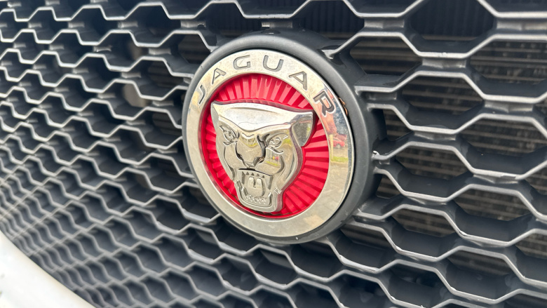 Jaguar F-Pace 2.0d Portfolio 5dr Auto AWD Diesel Estate